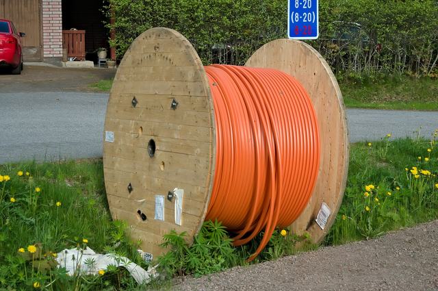 Een kabelhaspel met oranje glasvezelbuis